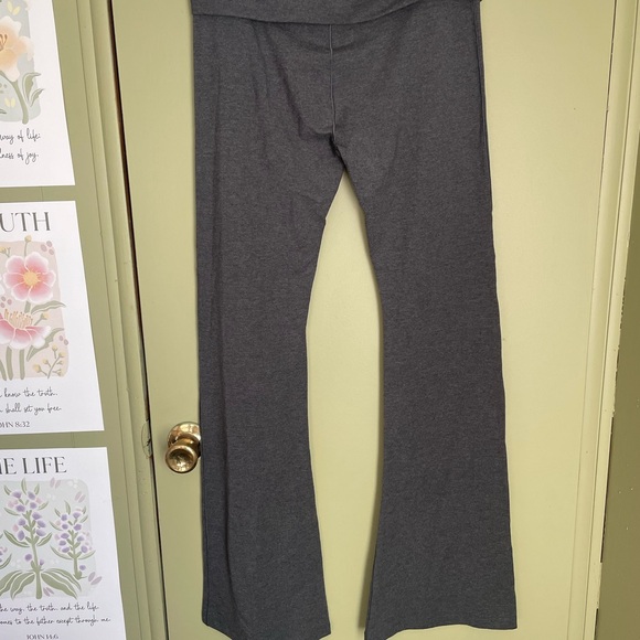 NWT PINK Victoria's Secret Gray Flare Leggings Sz Med - Picture 2 of 8